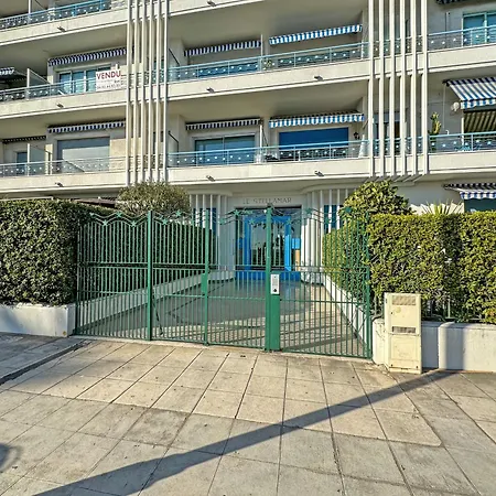 Sea Front Promenade Apartment *